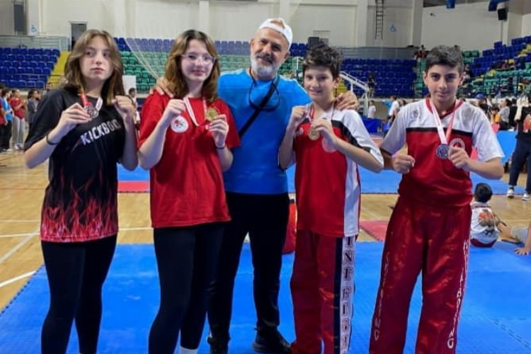 Kütahya’da ‘Klas’ sporcular Kick Boks rüzgarı estirdi