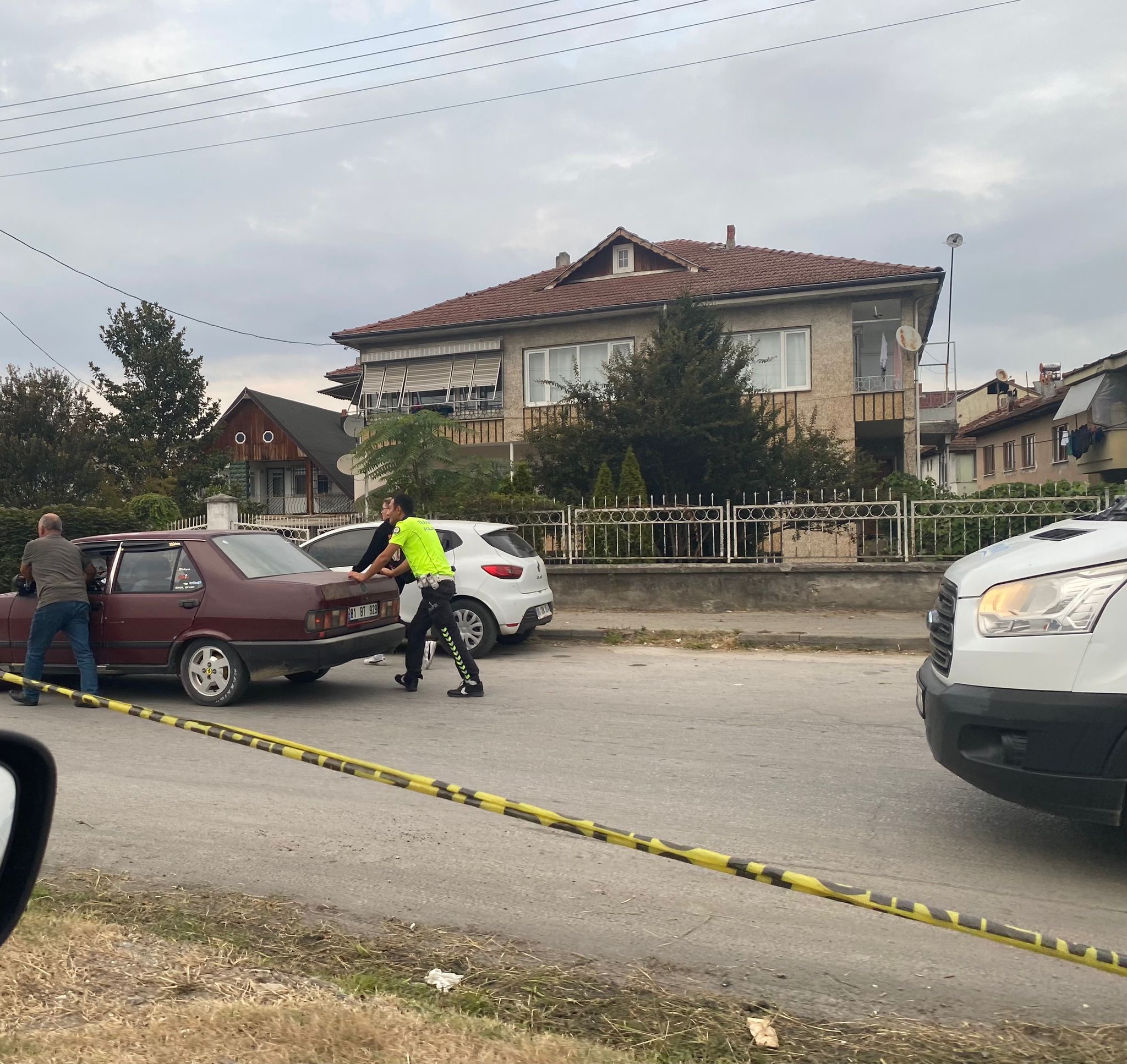 Durumu gören vatandaşlar polis memurunu taktirle karşıladı