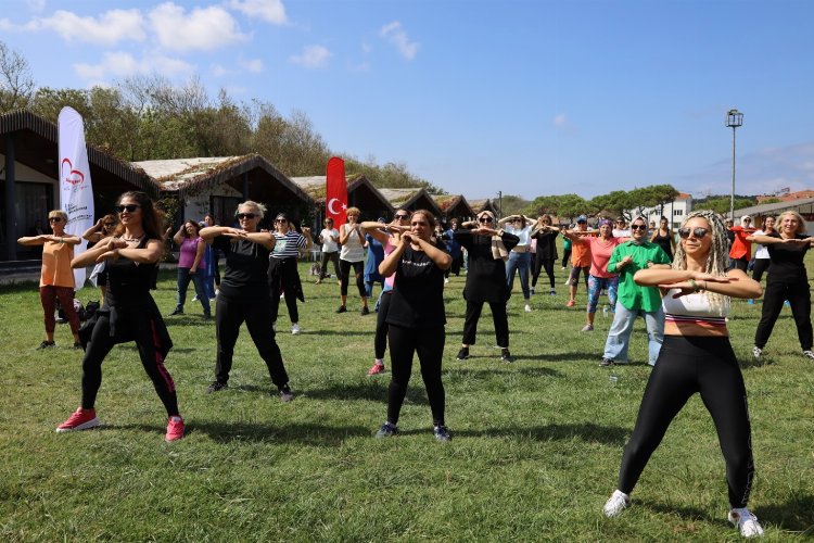 İzmitli kadınlar zumba ile eğlenerek spor yaptı