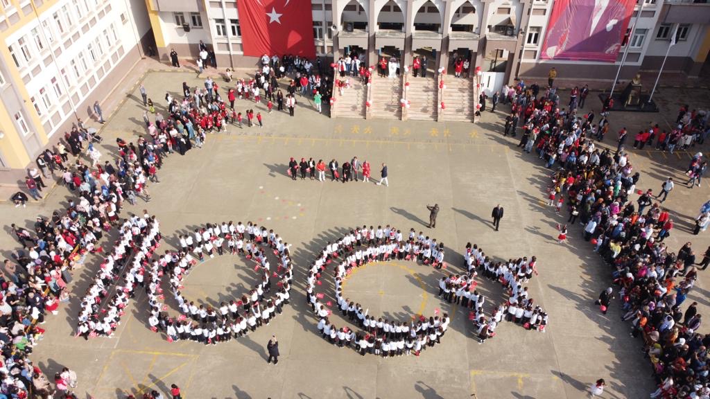 Düzce’de ilkokul öğrencileri, “100. yıl” koreografisi oluşturdu.