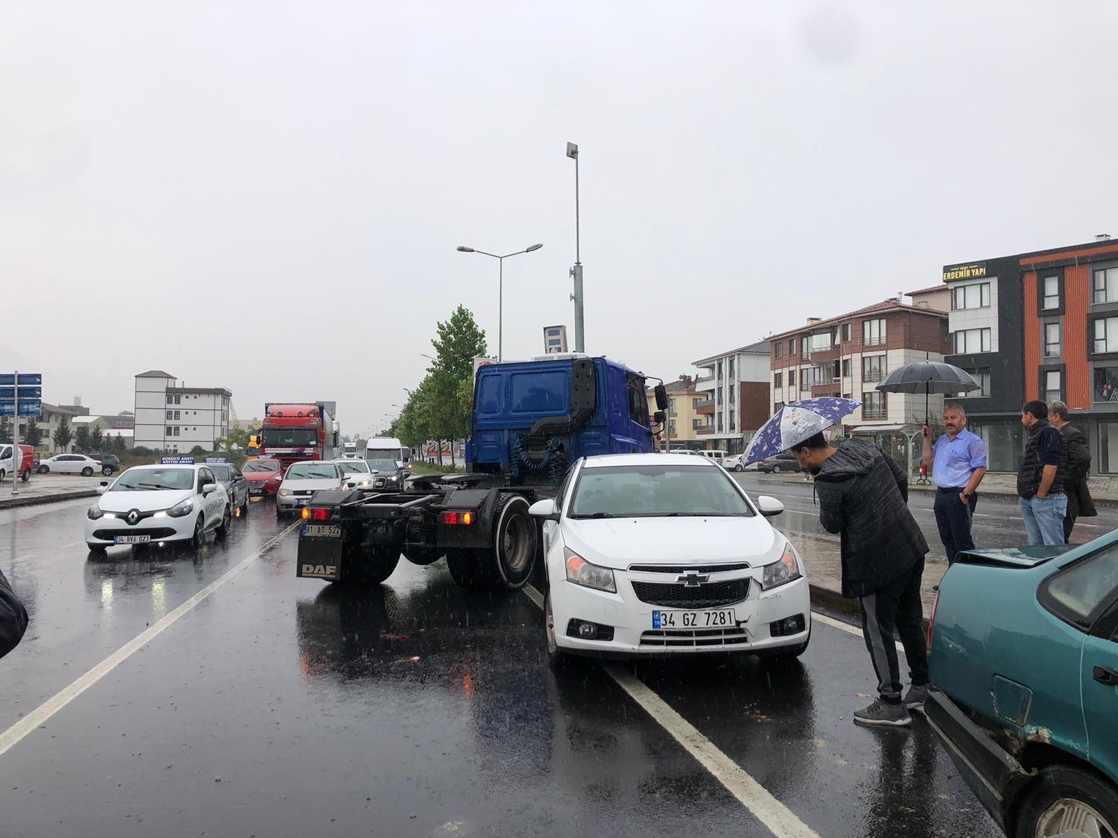 Düzce’de Bahçeşehir bağlantı yolunda maddi hasarlı trafik kazası