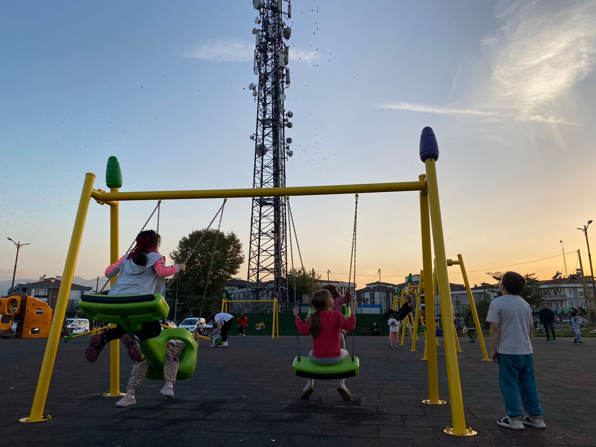 Düzce’de çocuk parkının içinde baz istasyonu!