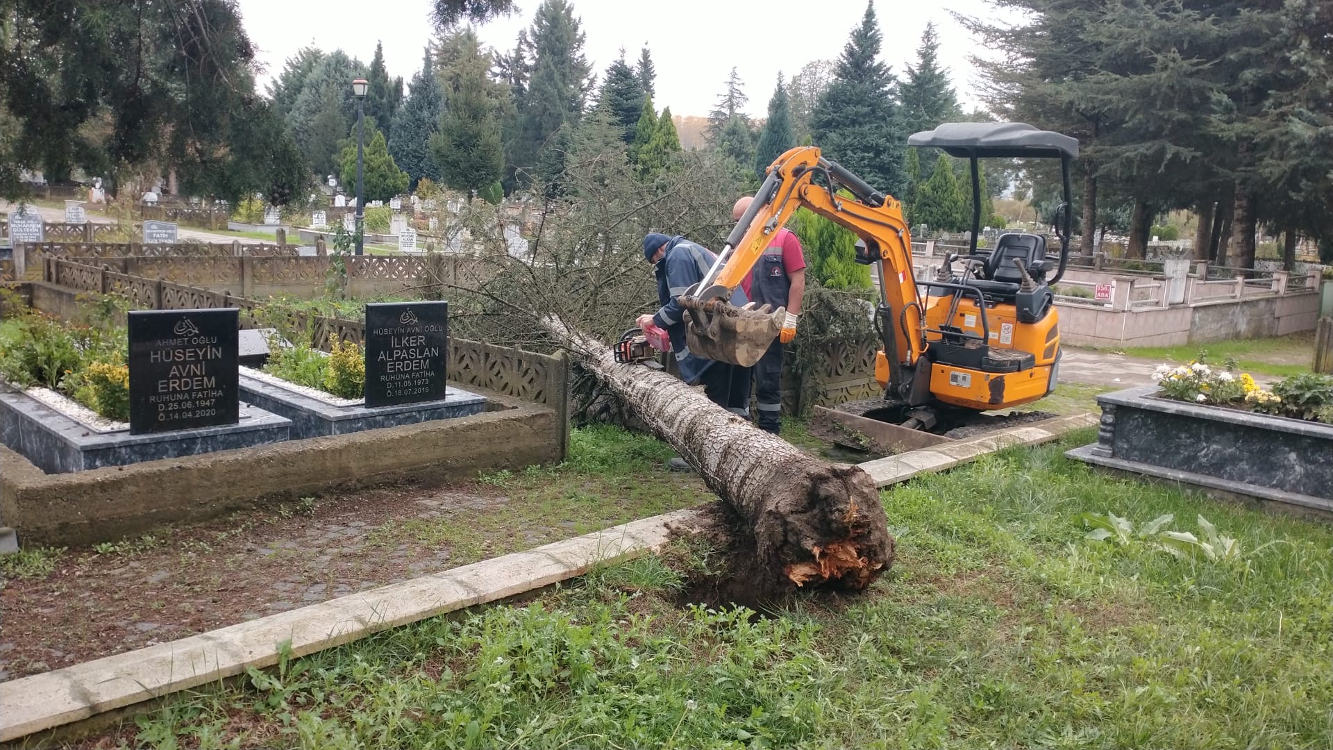 Şiddetli Fırtına Şehir Mezarlığı’nda Hasara Yol Açtı