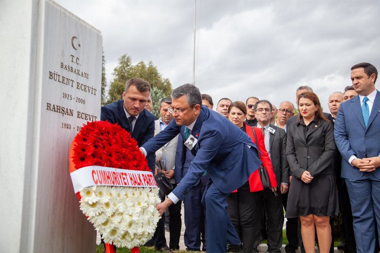 CHP 3. Genel Başkanı  Ecevit’i mezarı başında andı