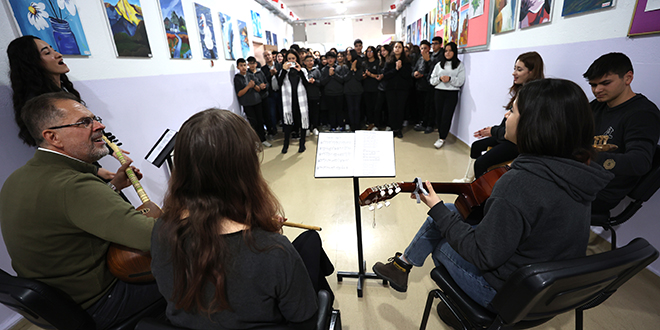 Öğrencilerini gerilimden uzaklaştırmak için okulda ‘koridor konserleri’ düzenliyor