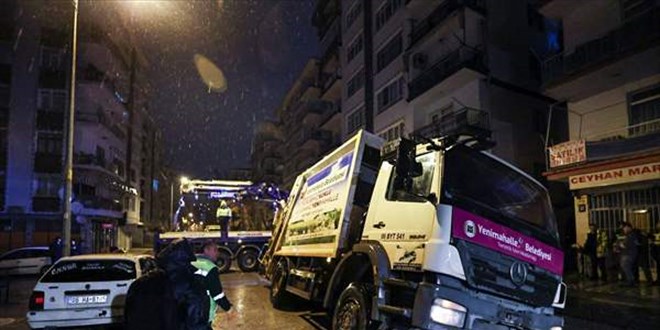 Ankara’da çöken yolda çöp kamyonu sıkıştı