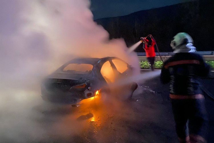 Anadolu Otoyolu’nda kontrolden çıkan otomobil yandı!