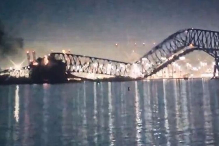 ABD’de yük gemisi köprüyü yıktı!