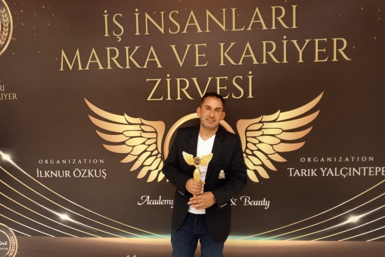 Serdar Kılınç  “Yılın En Dikkat Çeken Fantezi Müzik Sanatçısı” ödülünü aldı!