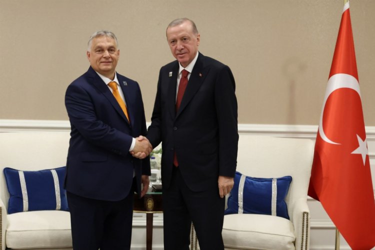 Erdoğan, zirvede Macaristan’la görüştü