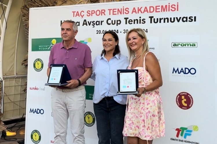 Hülya Avşar Cup’ta ödül zamanı