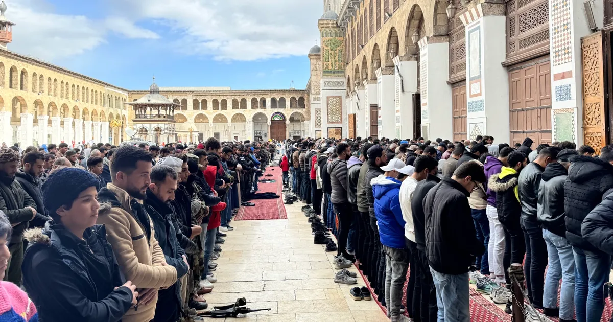 Şam’da tarihi Emevi Camii’nde üçüncü Cuma