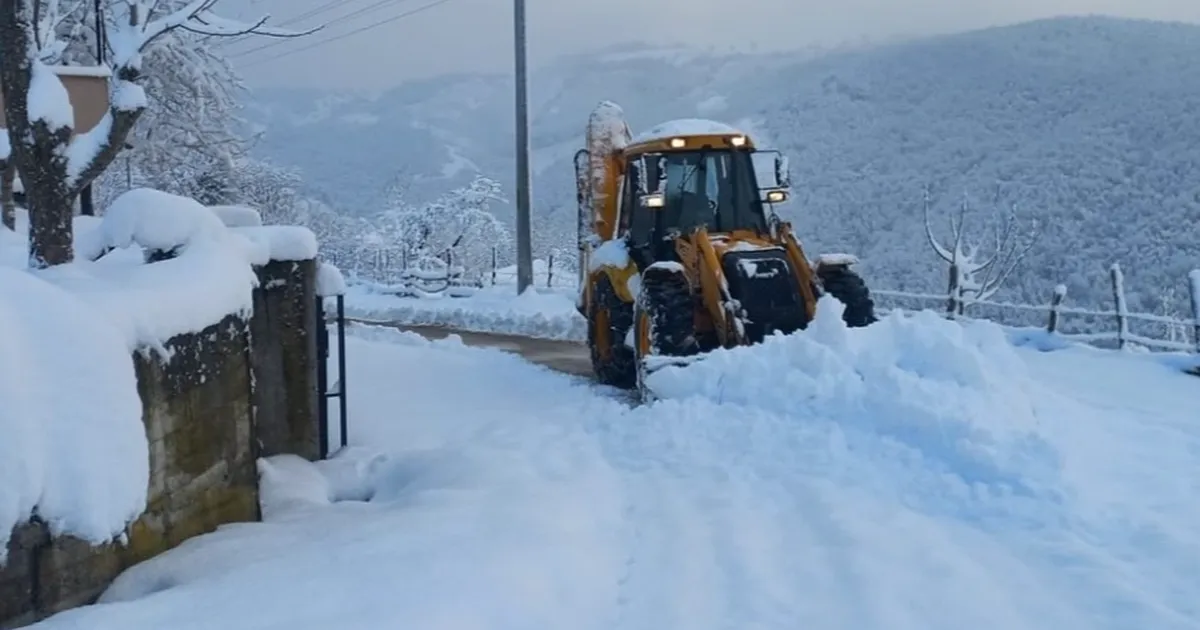 Düzce’de kapalı köy yollarında yol açma çalışmaları devam ediyor