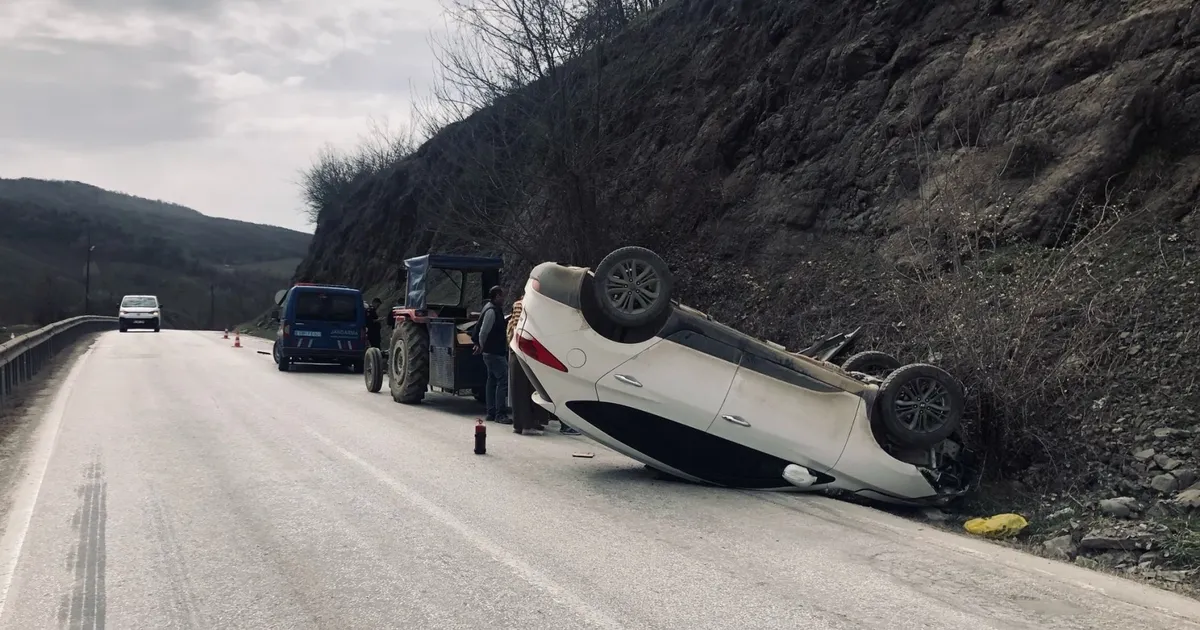 Düzce’de otomobil şarampole devrildi