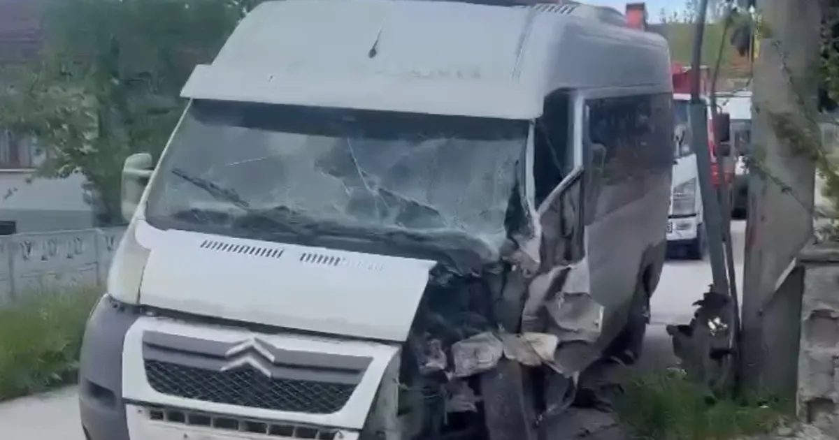 Düzce’de elektrik direğine çarpan minibüsün sürücüsü aranıyor