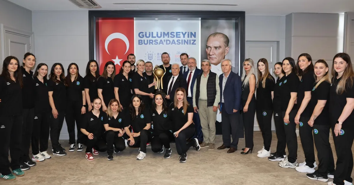 Başkan Bozbey’den şampiyon hentbol takımına övgü