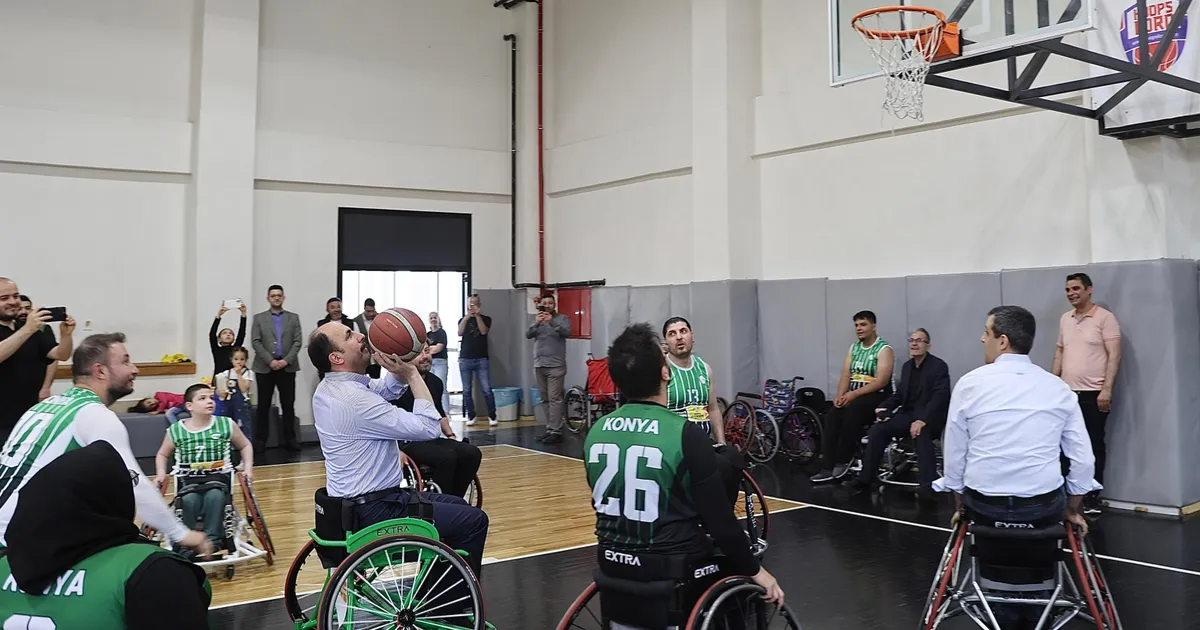 Konya’da tekerlekli sandalyede pota heyecanı
