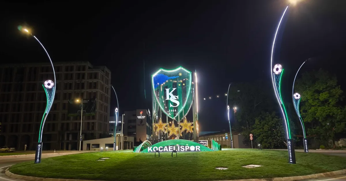 Stat kavşağını Kocaelispor’un arması aydınlatıyor