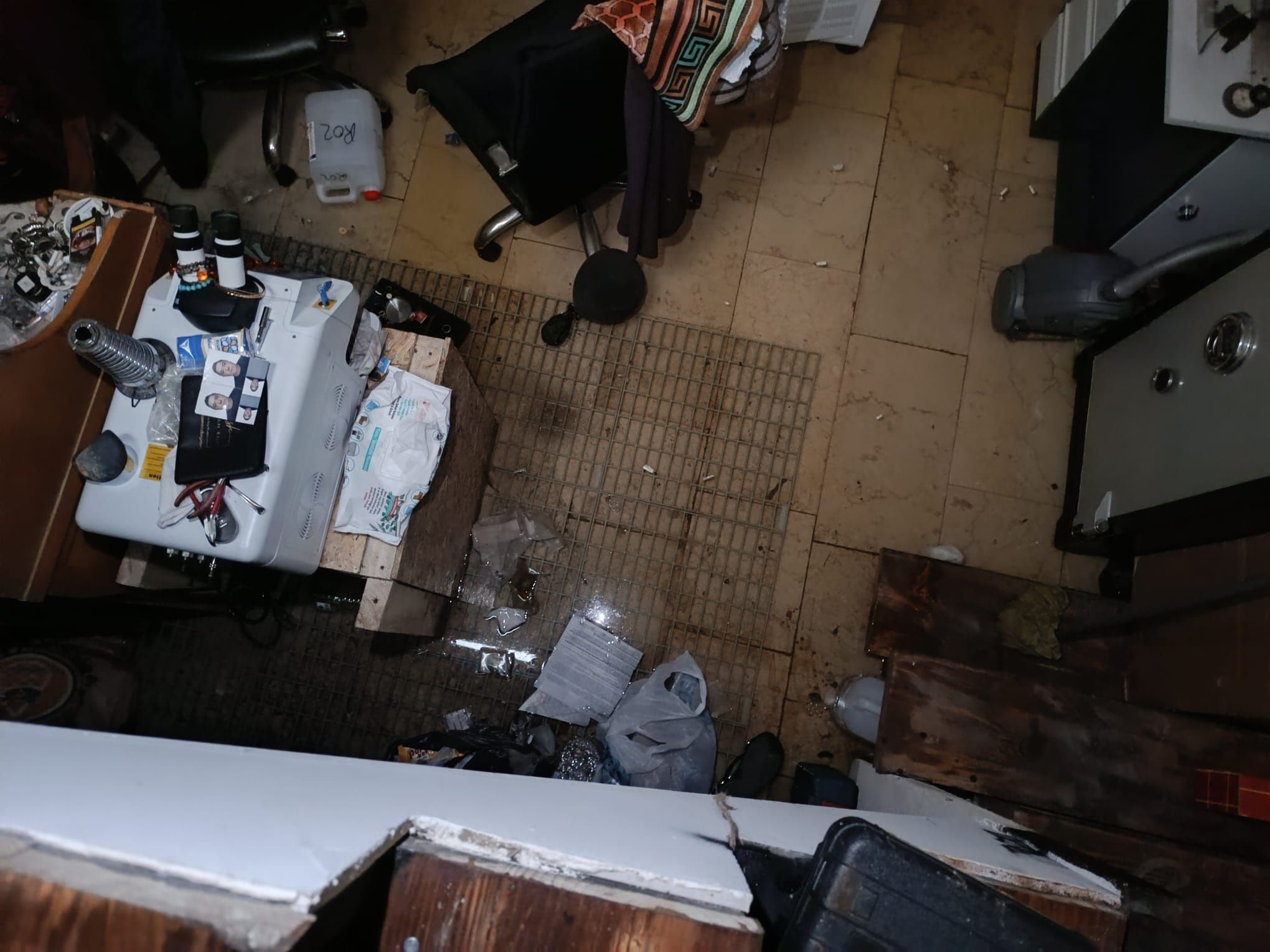 DÜZCE’DE ESNAF MAĞDUR OLDU; BELTAŞ’IN YAPTIĞI DÜKKANLARA ATIK SU DOLDU !