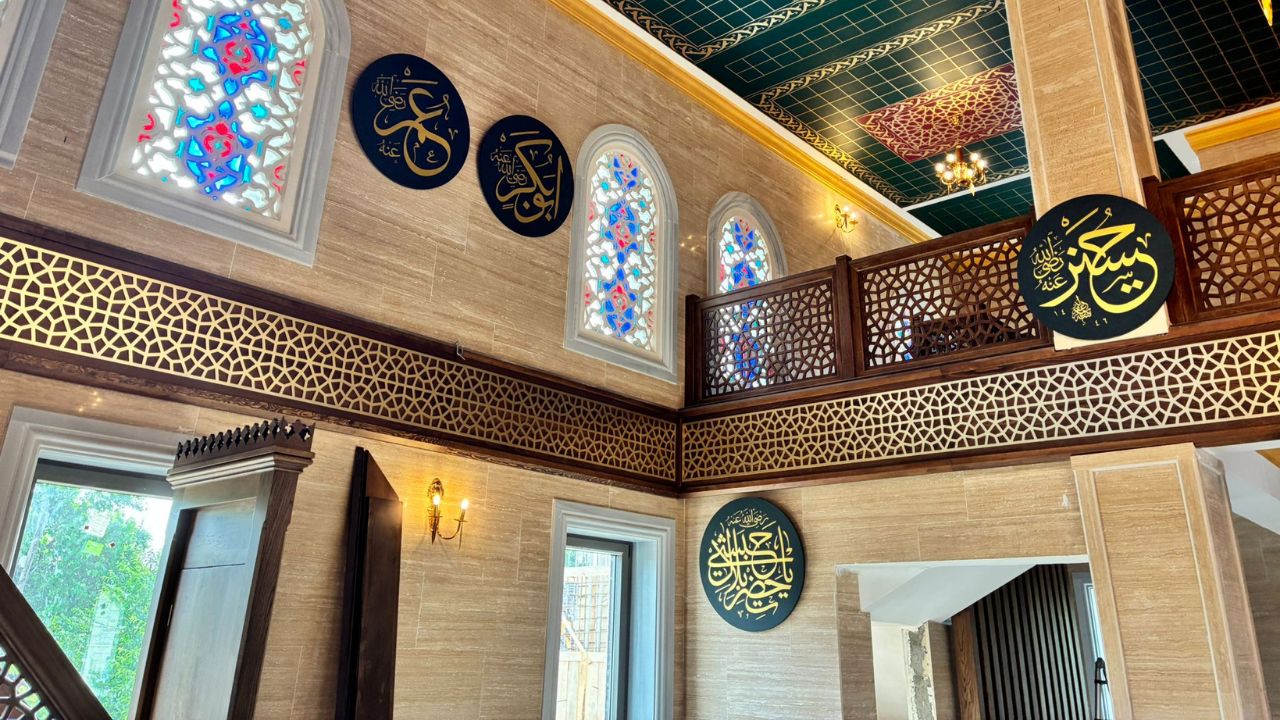 DÜZCE ÜNİVERSİTESİ AKADEMİSYENİNDEN SÜRDÜRÜLEBİLİR SANAT YORUMU SARAYYERİ CAMİİ’NDE OSMANLI HAT SANATI