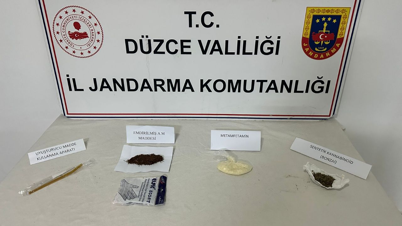 DÜZCE’DE UYUŞTURUCU OPERASYONU; ŞÜPHELİ JANDARMADAN KAÇMAYA ÇALIŞTI, YAKALANDI