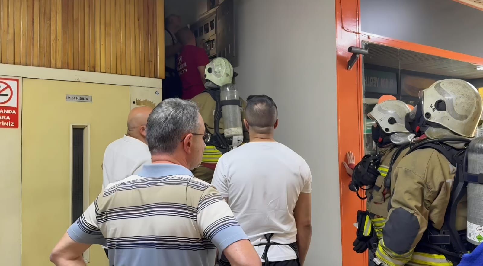 DÜZCE’DE ELEKTRİK PANOSUNDAN YÜKSELEN DUMANLAR PANİĞE YOL AÇTI !