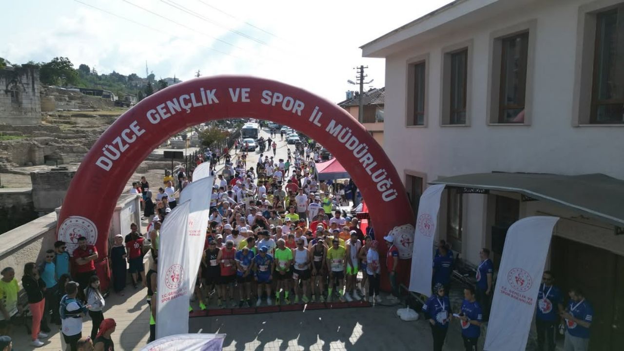 KONURALP ANTİK KENTİ’NDE TARİH VE DOĞA BULUŞTU TARİHİ İPEK YOLU TRAIL KOŞUSU TAMAMLANDI