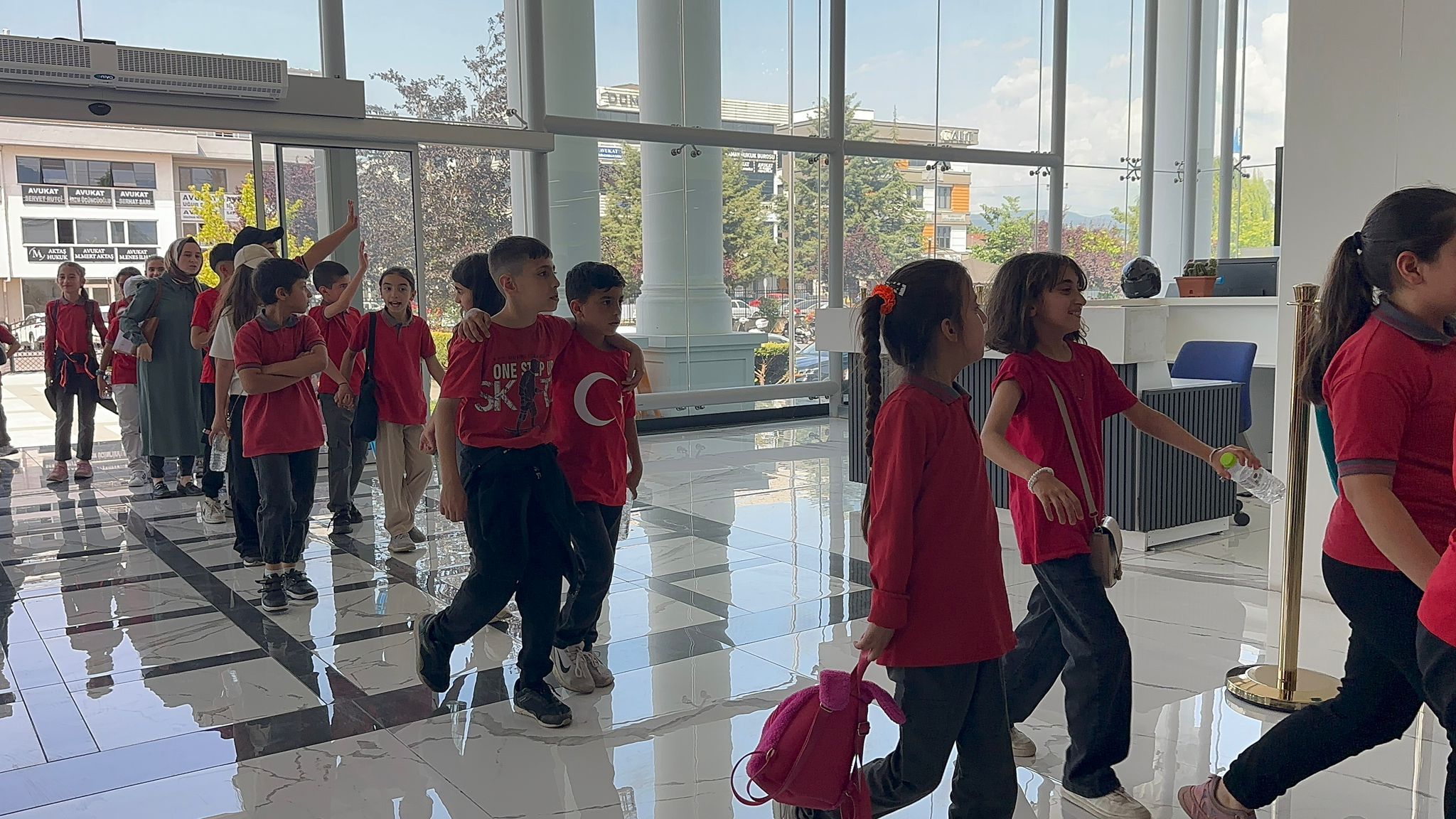 MİNİK ÖĞRENCİLER DÜZCE ADLİYESİ’NDE YARGI SÜRECİNİ YERİNDE GÖZLEMLEDİ