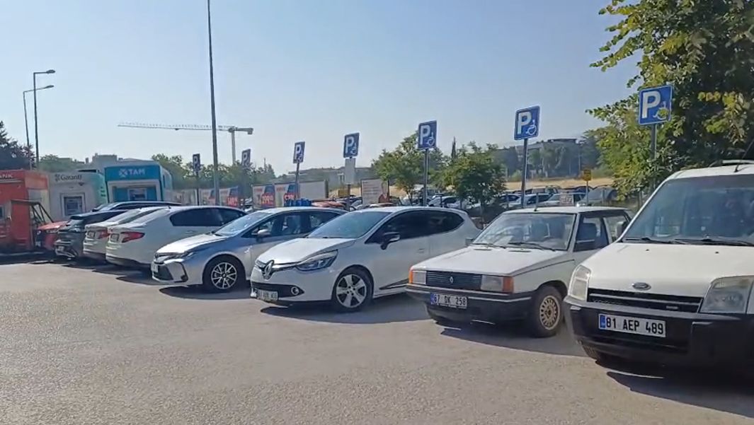VATANDAŞ İSYAN ETTİ! ENGELLİ OTOPARKINDA ENGELLİ ARACINA YER YOK !