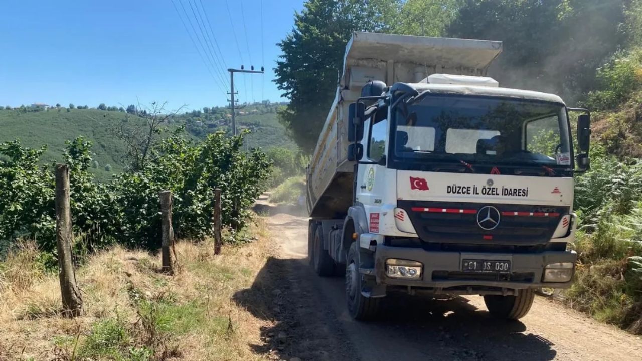 KIZILÜZÜM KÖYÜ’NDE YOL SEFERBERLİĞİ TAMAMLANDI