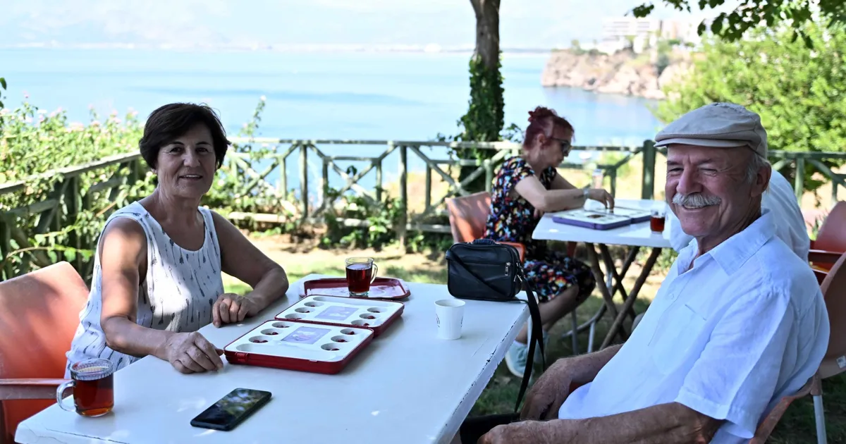 Antalya’da kıdemli kent sakinlerinden mangala keyfi