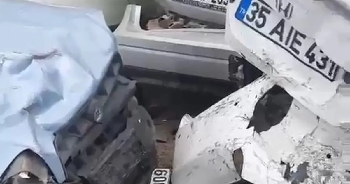 Düzce D-100’de zincirleme kaza… Otomobil fabrika duvarını yıktı!