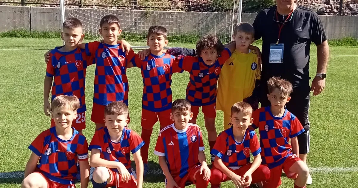 Edirne Keşanlı minikler Kartepe Turnuvası’nda ikinci oldu
