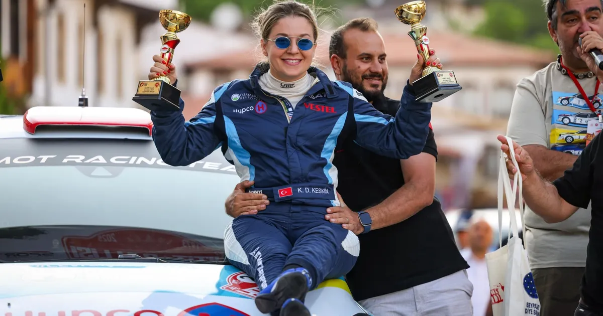 Engelli kadın ralliciden çifte podyum