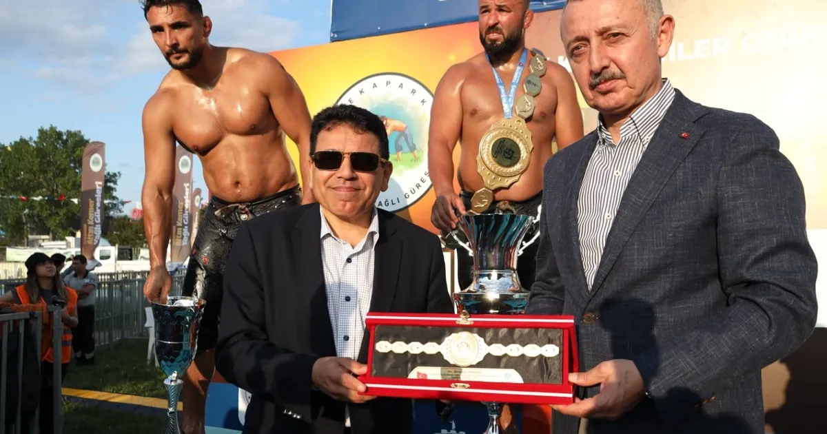 Kocaeli yağlı güreşlerde başpehlivan Orhan Okulu oldu