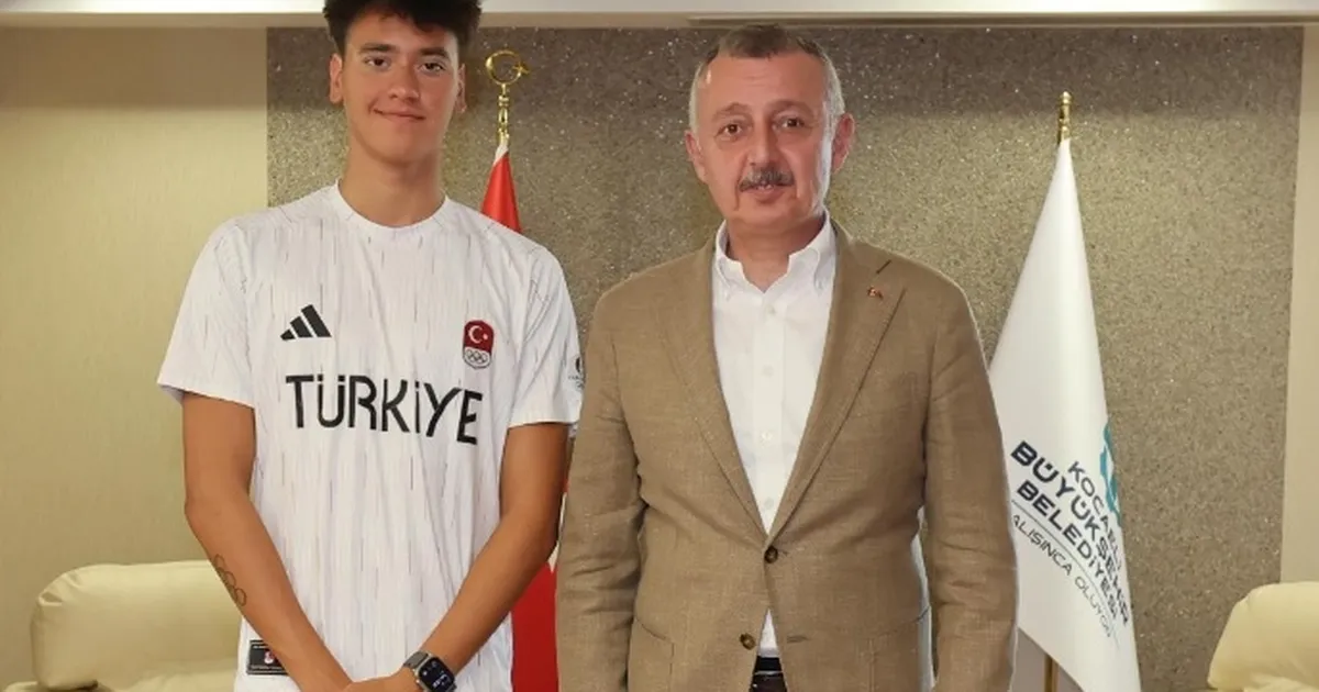 Kocaeli’de Başkan Büyükakın genç milli yüzücüyü kabul etti