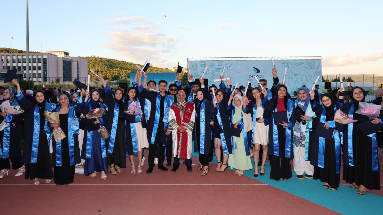 Düzce Üniversitesi’nde Meslek Yüksekokulları’nın Mezuniyet Heyecanı Yaşandı