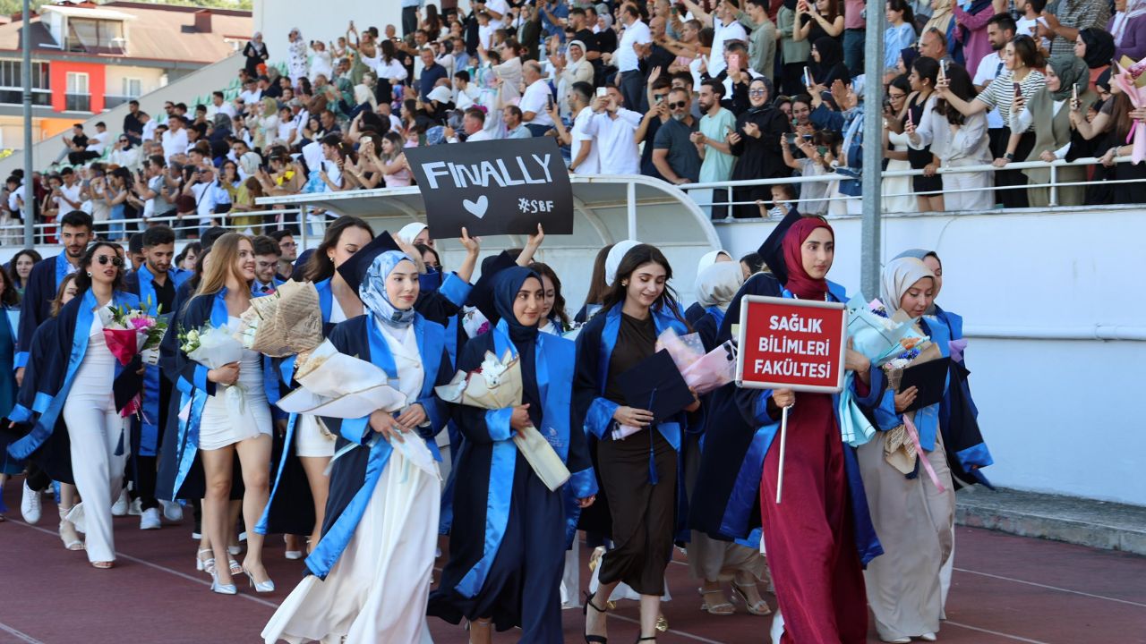 Düzce Üniversitesi’nde Mezuniyet Coşkusu Tüm Hızıyla Devam Ediyor