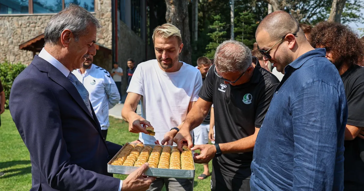 Başkan Alemdar’dan Bolu kampına baklavalı moral