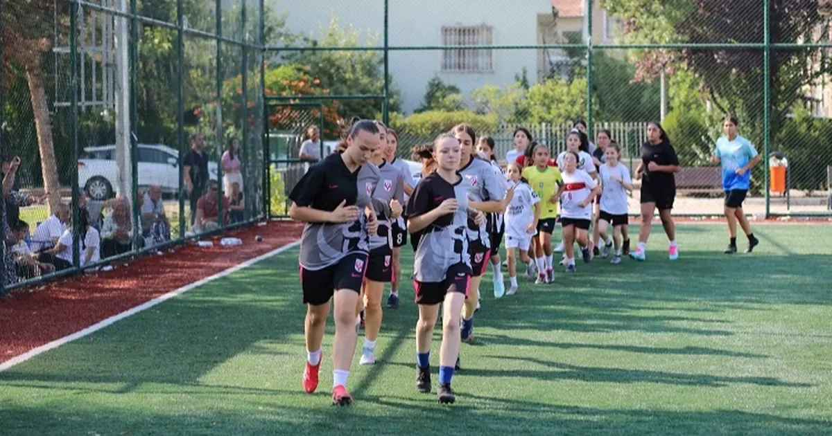 Başkentli kızlar sahaya indi