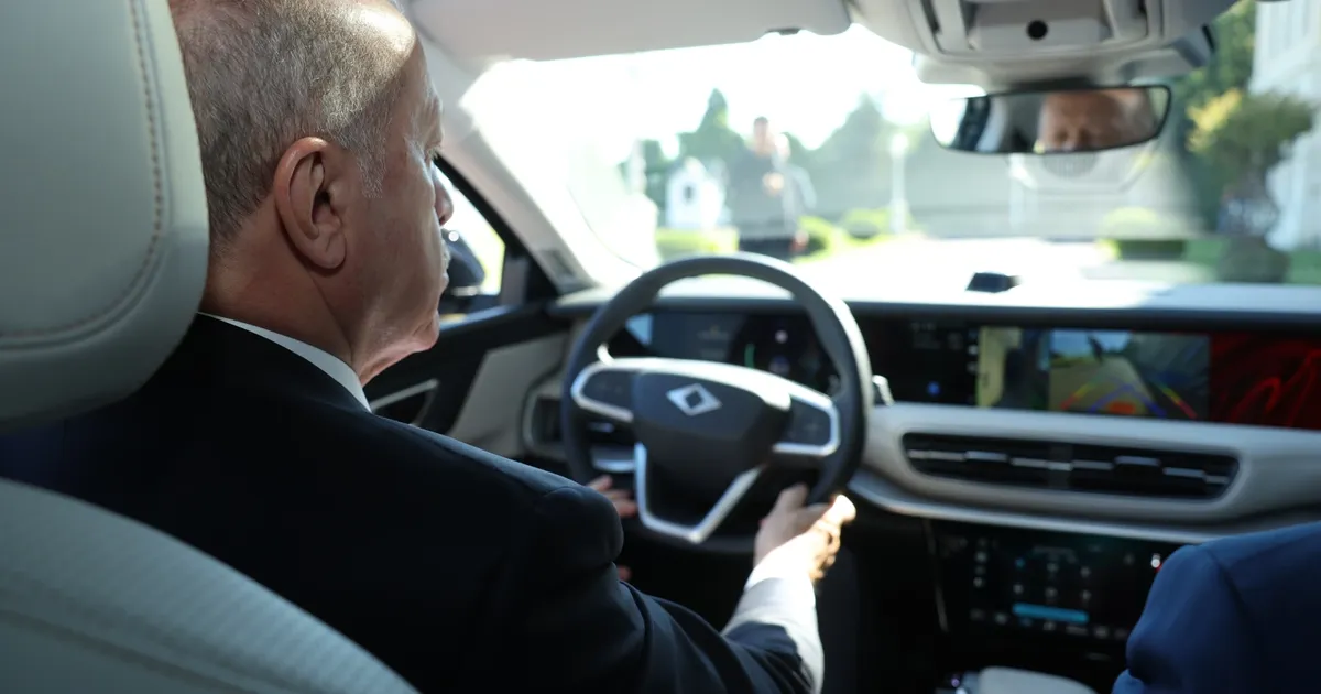 Cumhurbaşkanı Erdoğan, Togg T10F Sedan modelini test etti… Erdoğan Togg T10F’nin direksiyonunda