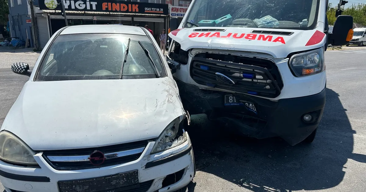 Düzce’de ambulans ile otomobil çarpıştı: 2yaralı