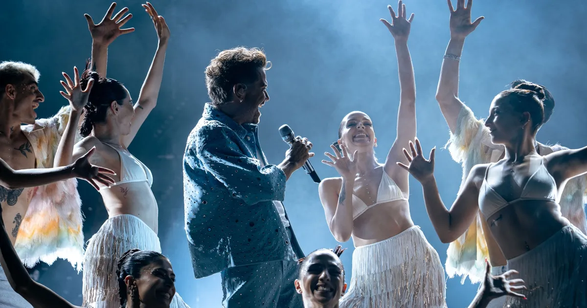 Harbiye’de yaz klasiği… Kenan Doğulu’dan efsane performans