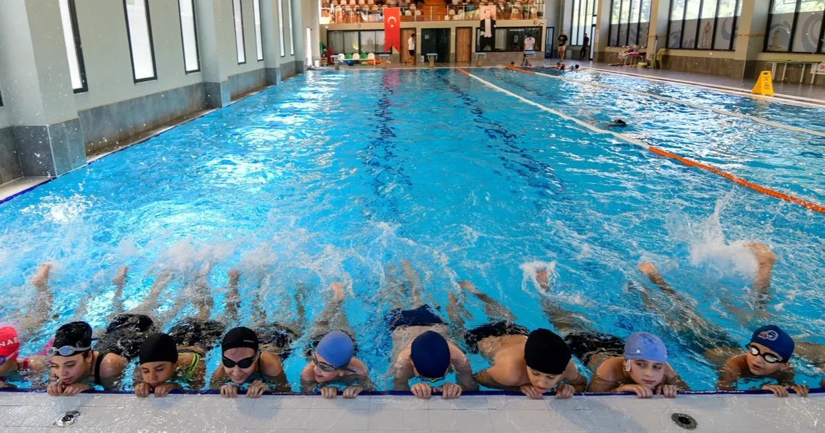 İzmir Bornova’da yazın ritmi yüzme havuzlarında atıyor