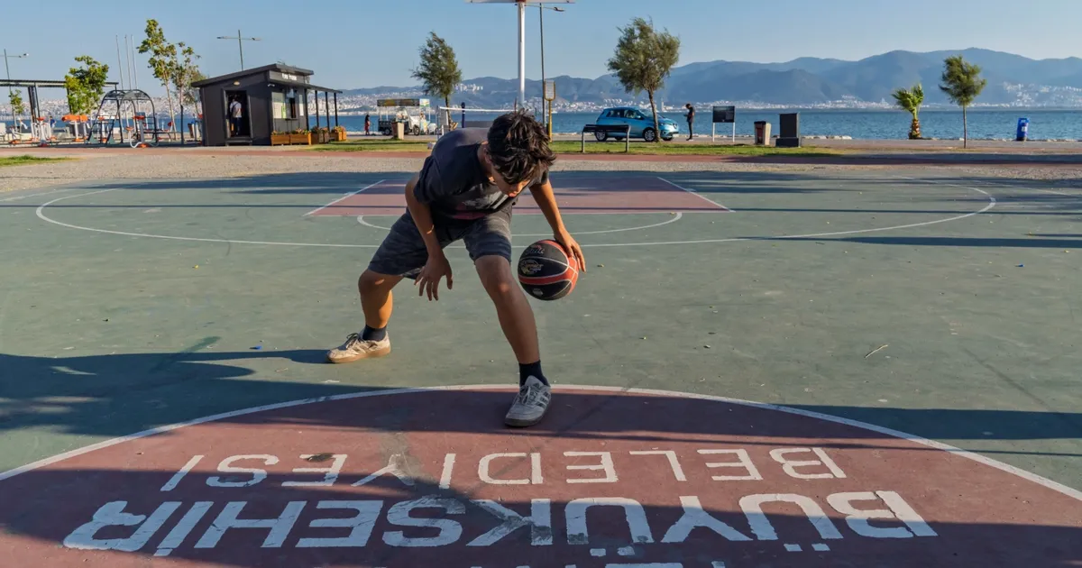 İzmir’de sporun önündeki engelleri kaldırıyor
