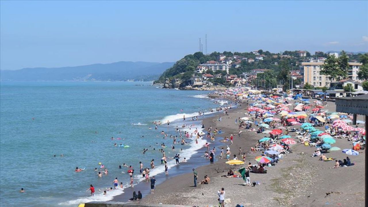 Akçakoca’da Olumsuz Hava Nedeniyle Denize Giriş Yasaklandı