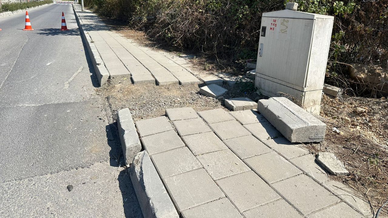 Düzce’de Yeni Yapılan Kablo Çalışması İçin Kaldırım Yıkıldı Vatandaştan Tepki !