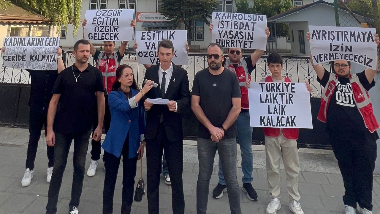 Zafer Partisi Düzce İl Gençlik Kollarından Turgut Özal Lisesi’ndeki Kurallar Listesine Tepki