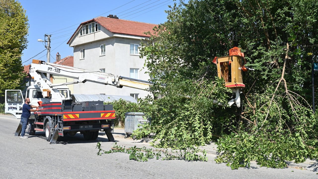 Beyköy’de Kaldırım ve Yeşil Alan Temizliği Sürüyor