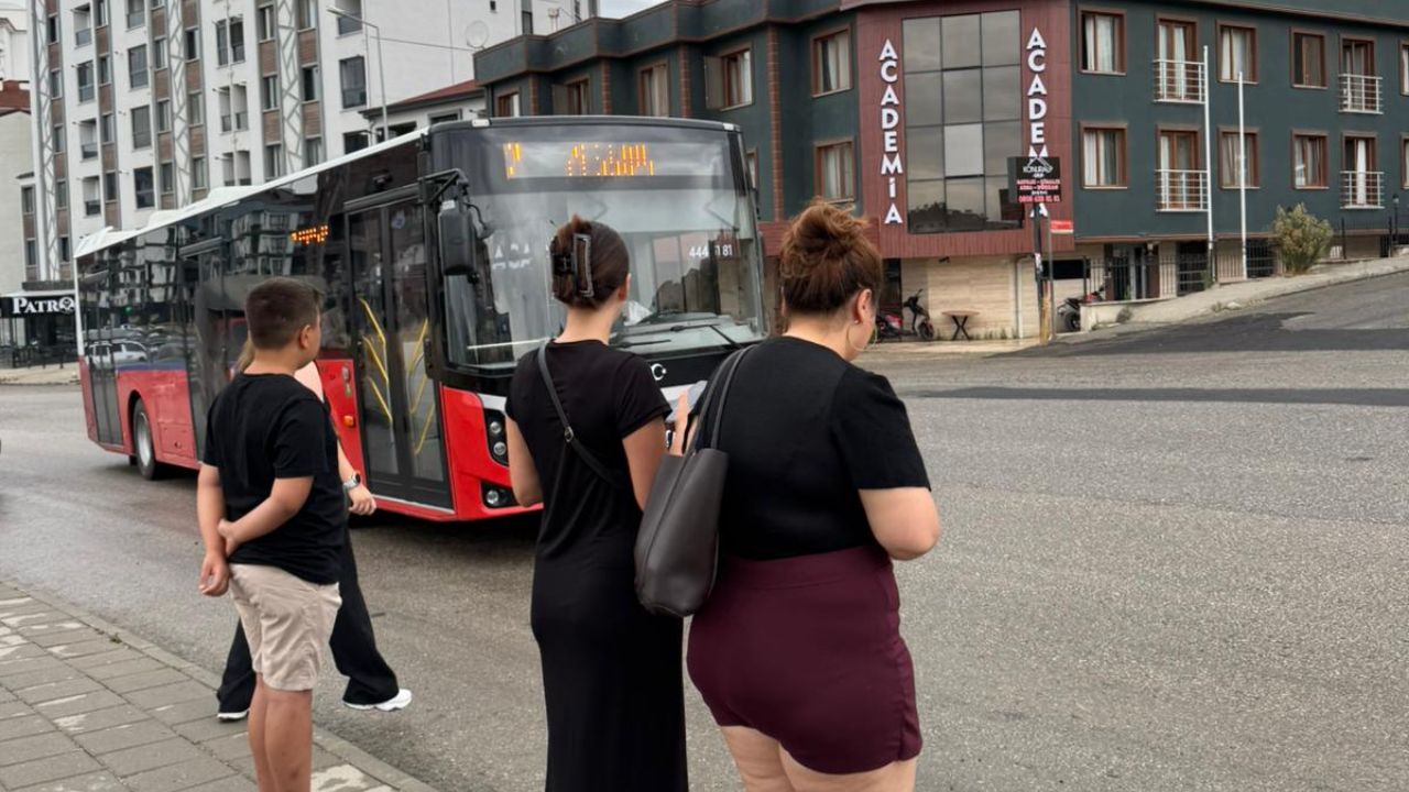 Düzce’de Ulaşım Sorunu Büyüyor; Otobüsler Saatinde Gelmiyor